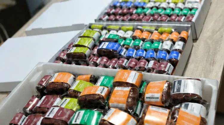 Cajas con brownies de colores