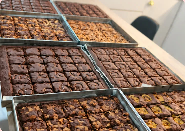 Bandejas de brownies recién horneados