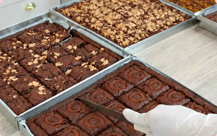 Cortando brownies en bandeja